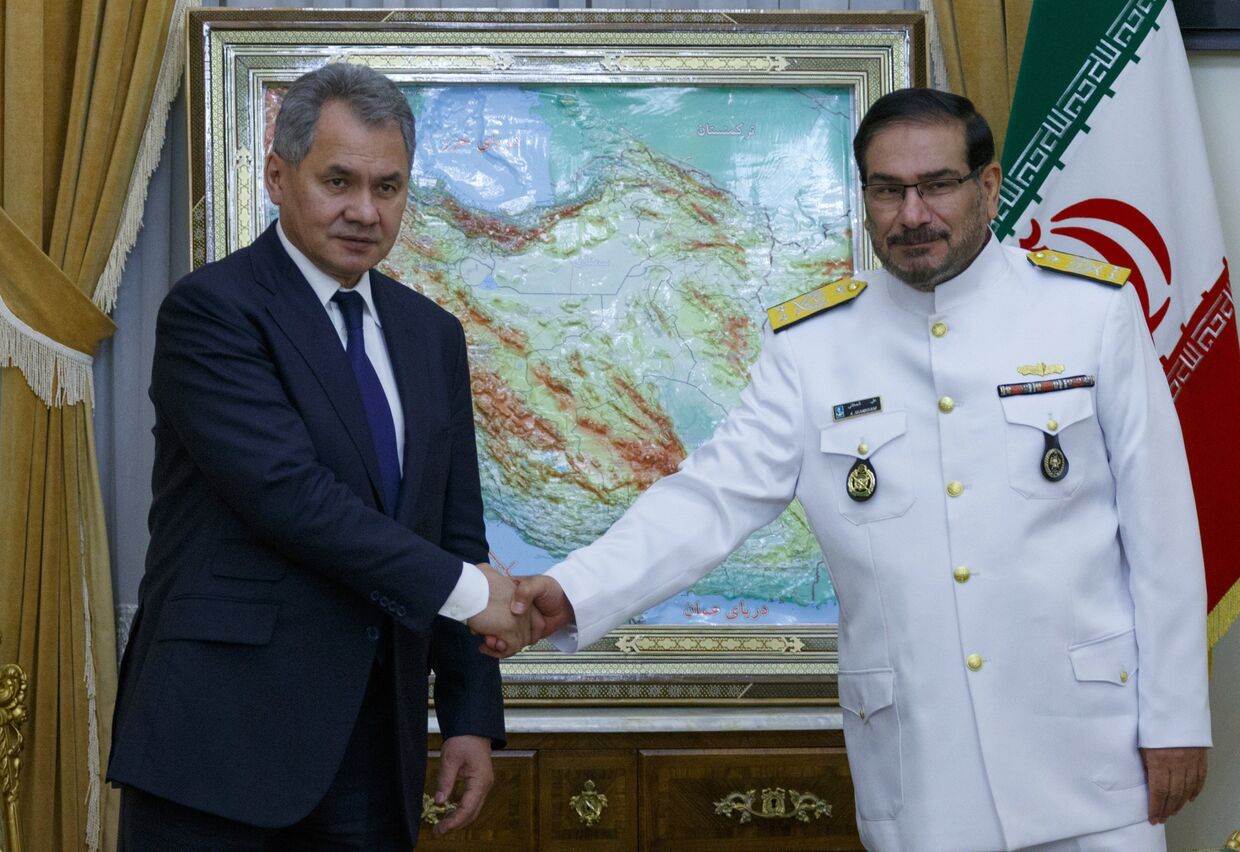 Министр обороны России Сергей Шойгу и секретарь Высшего совета национальной безопасности Ирана Али Шамхани