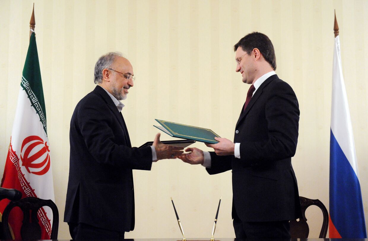 Министр иностранных дел Исламской Республики Иран Али Акбар Салехи (слева) и министр энергетики РФ Александр Новак