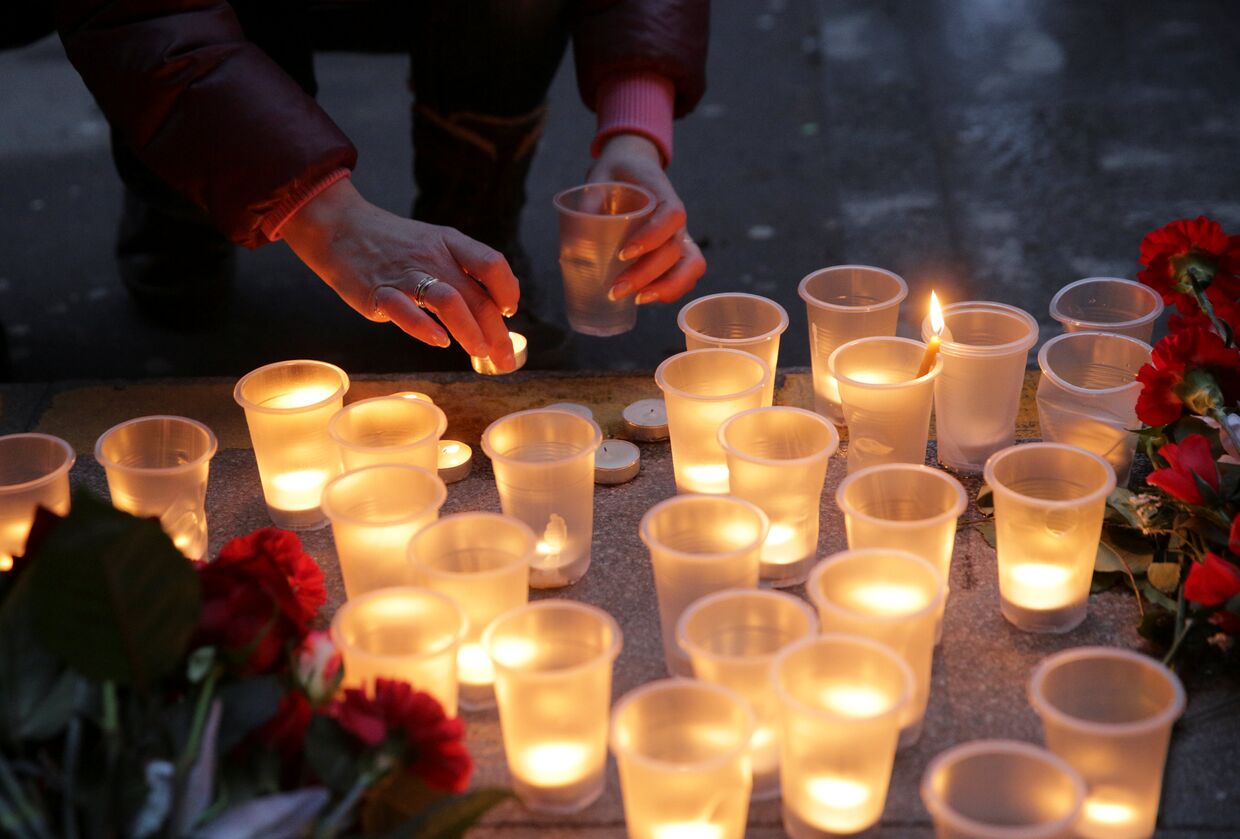 Цветы и свечи в память о погибших в метро Санкт–Петербурга
