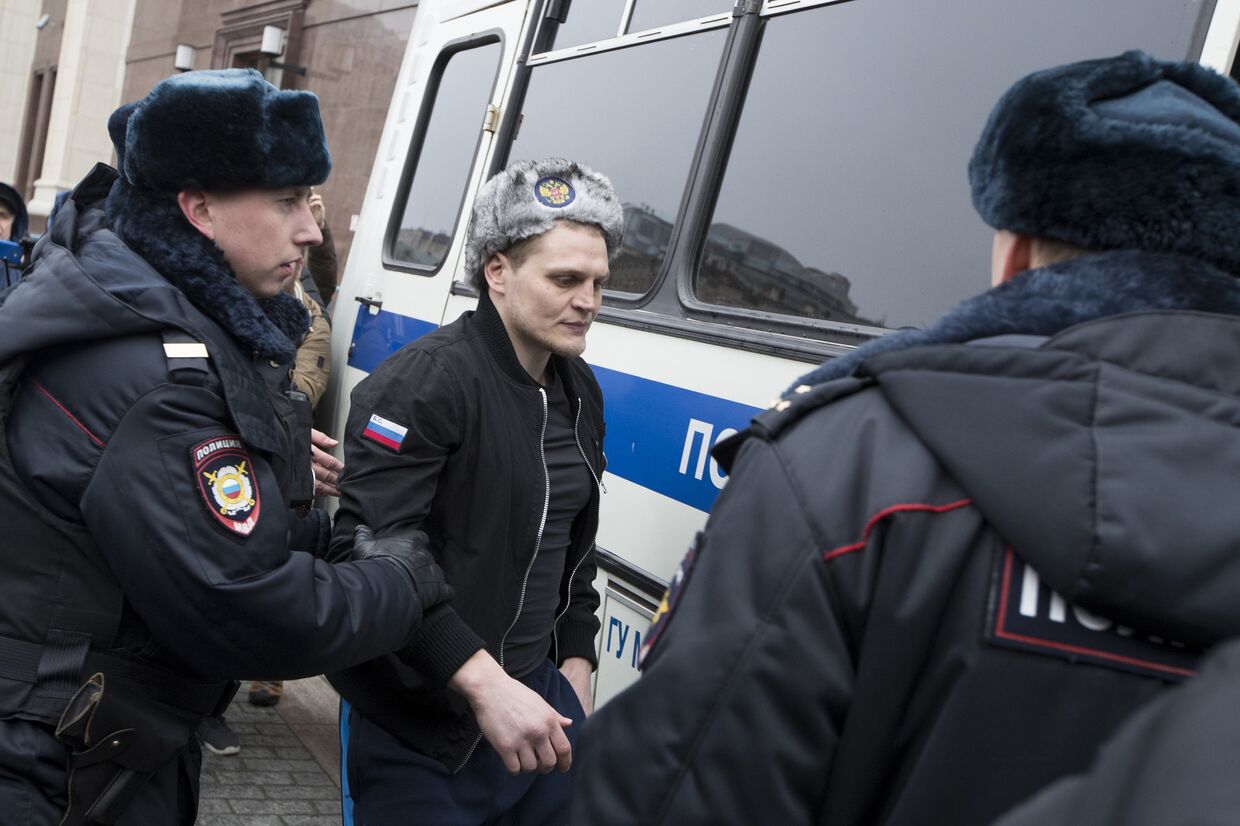 Полицейские задерживают мужчину возле исторического музея на акции протеста акции оппозиции в Москве