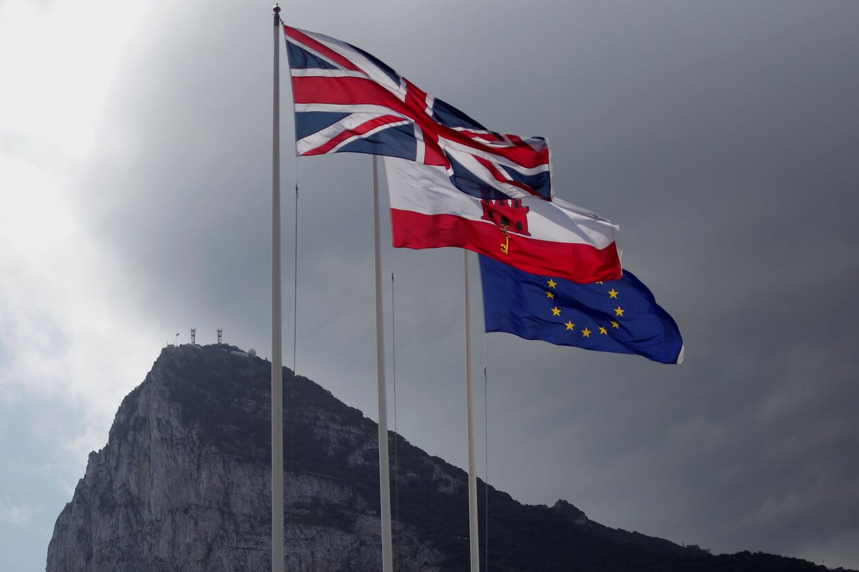 Флаги Великобритании, Гибралтара и ЕС на границе Гибралтара с Испанией