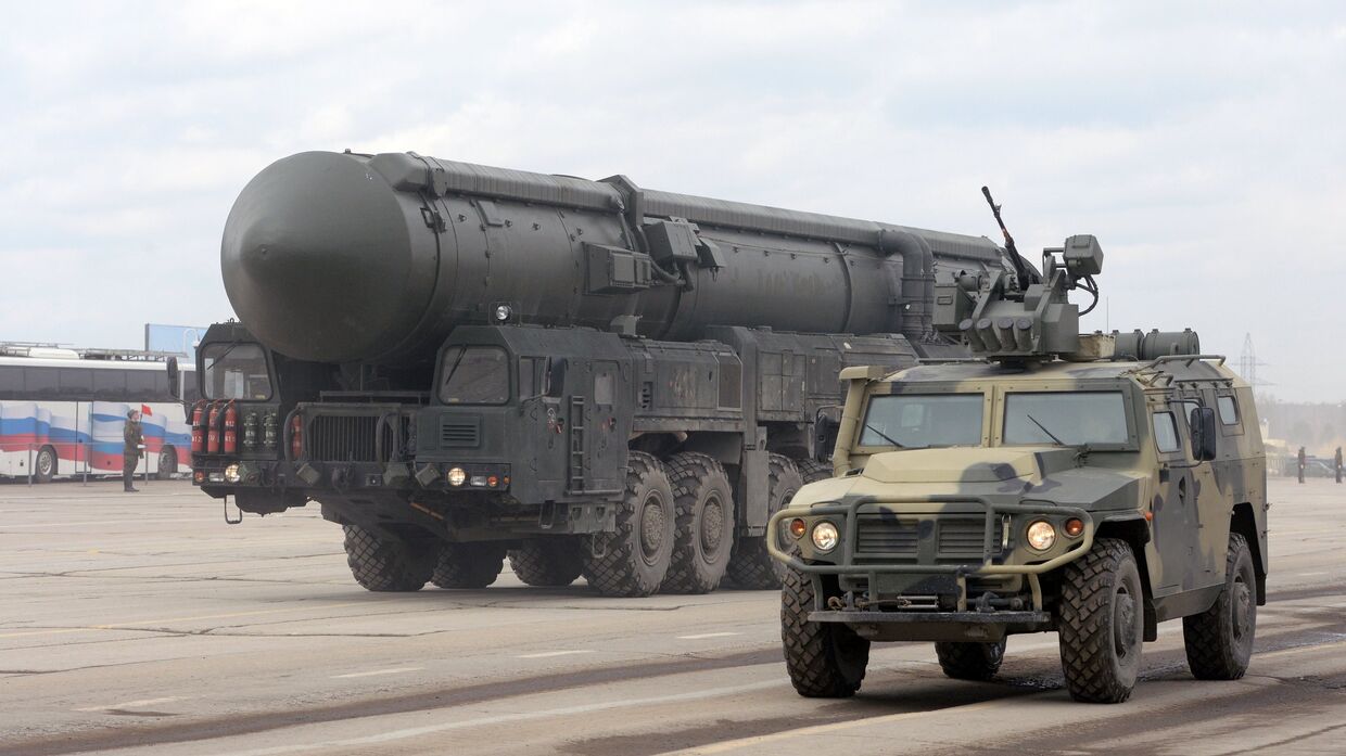 Подвижной грунтовой ракетный комплекс пятого поколения «Ярс» и бронеавтомобиль «Тигр»