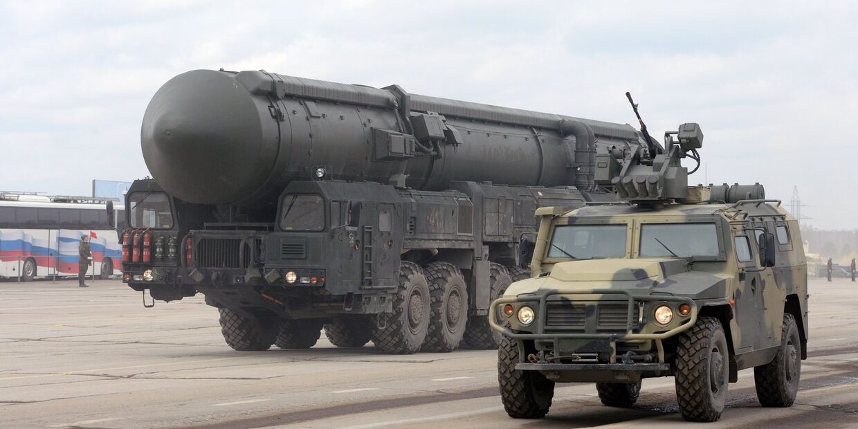 Подвижной грунтовой ракетный комплекс пятого поколения «Ярс» и бронеавтомобиль «Тигр»