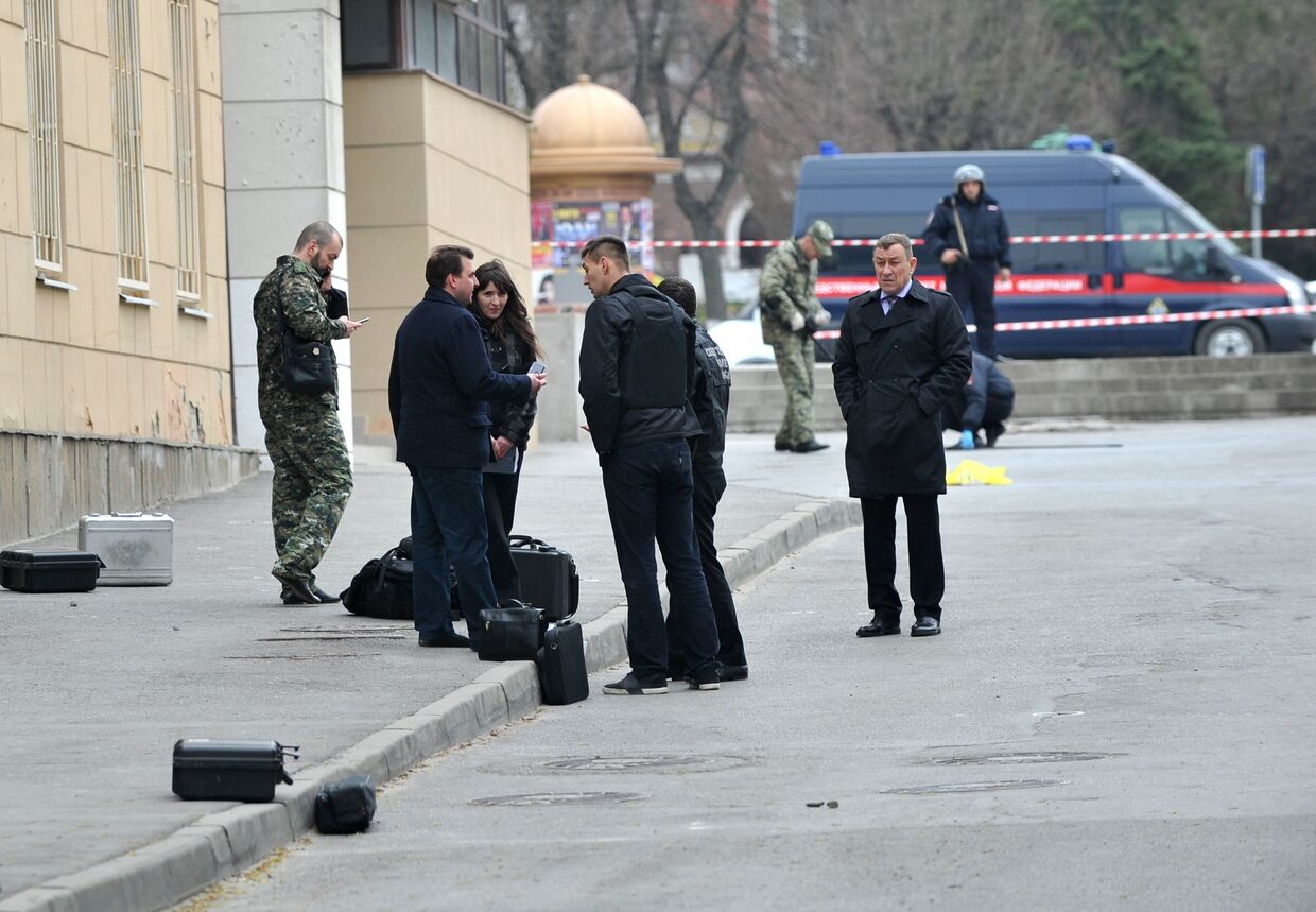 На месте взрыва у школы в Ростове-на-Дону. 6 апреля 2017
