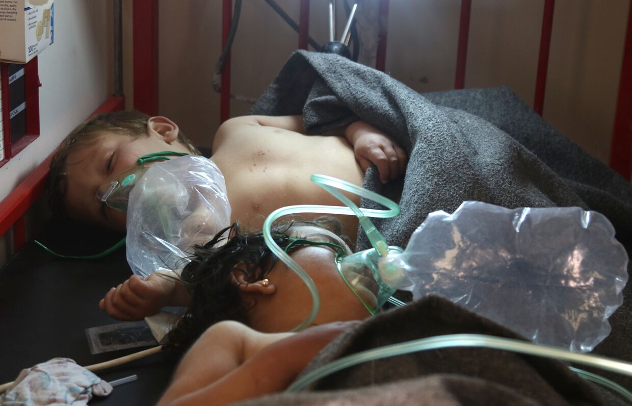 Сирийские дети в больнице городе Маарет Аль-Нуман после предполагаемых газовых атак в Сирии