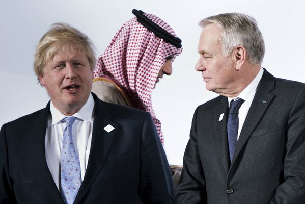 Министр иностранных дел Великобритании Борис Джонсон, министр иностранных дел Франции Жан-Марк Эйро и министр иностранных дел Саудовской Аравии Адель бин Ахмед Аль-Джубейр
