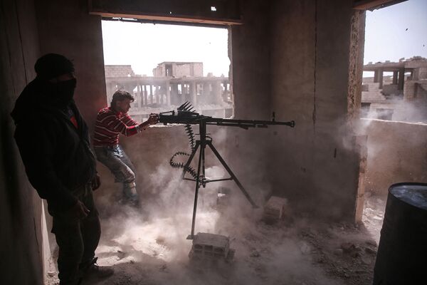 Боец оппозиции в удерживаемый мятежниками районе на восточной окраине сирийской столицы Дамаск