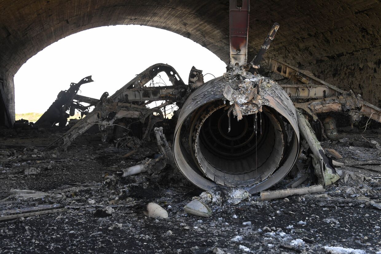 Последствия ракетного удара США по авиабазе в Сирии