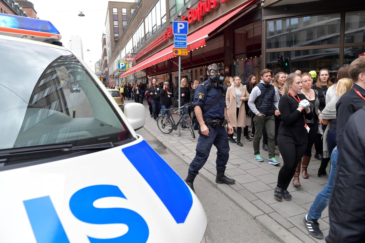 Полицейский на улице Дроттнинггатан в Стокгольме после наезда грузовика на людей. 7 апреля 2017