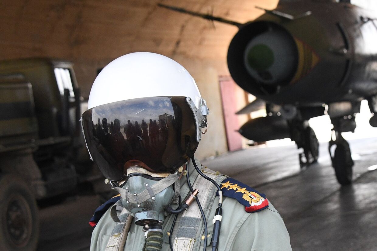 Пилот сирийских военно-воздушных сил на аэродроме Шайрат. 8 апреля 2017