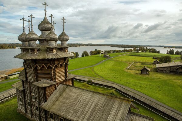Церковь Покрова Богородицы на территории государственного историко-архитектурного и этнографического музея-заповедника Кижи в Карелии Церковь Покрова Богородицы на территории государственного историко-архитектурного и этнографического музея-заповедника Кижи в Карелии