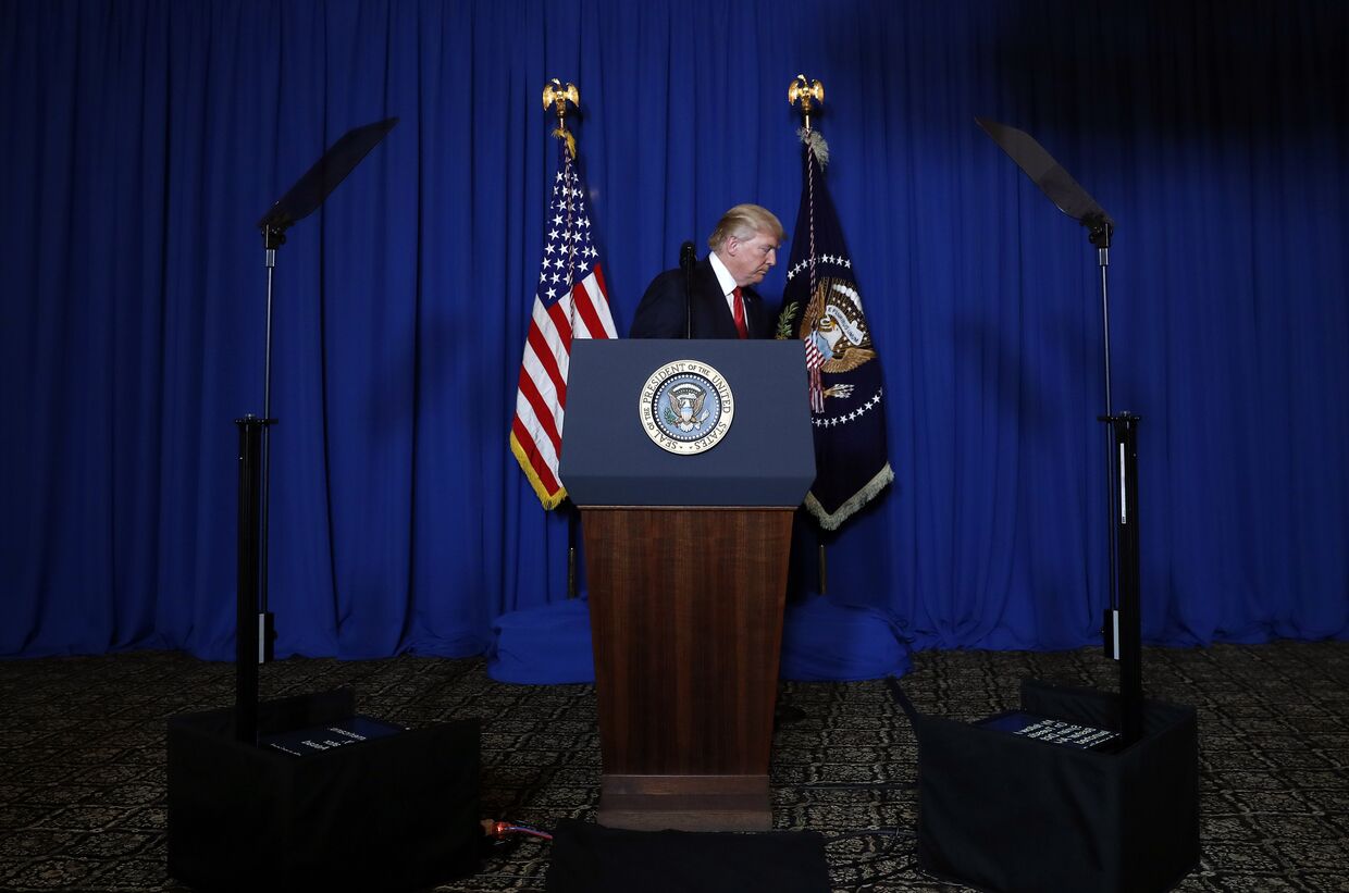 Президент США Дональд Трамп во время обращения из-за ракетных ударов по Сирии
