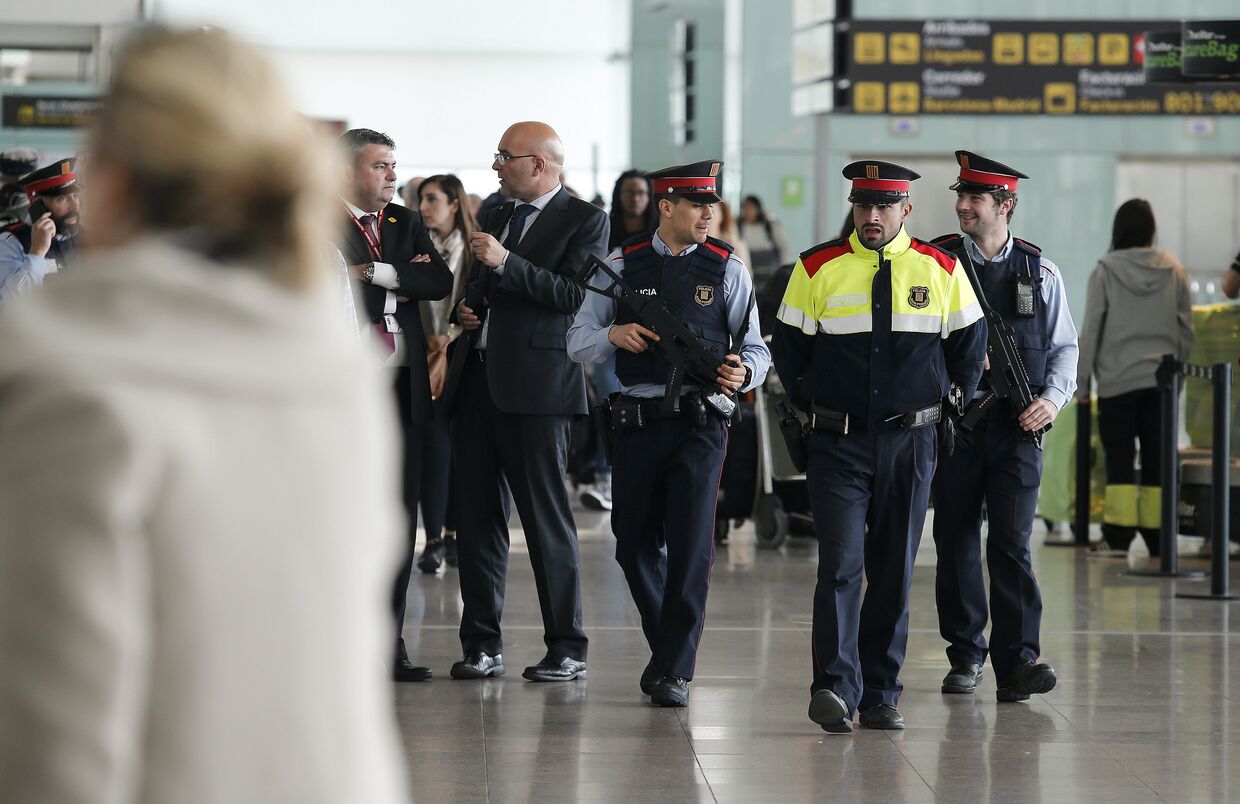 Сотрудники полиции в аэропорту Барселоны, Испания