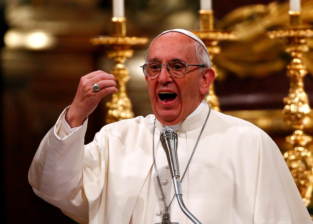 Папа Римский Франциск выступает с речью в Риме