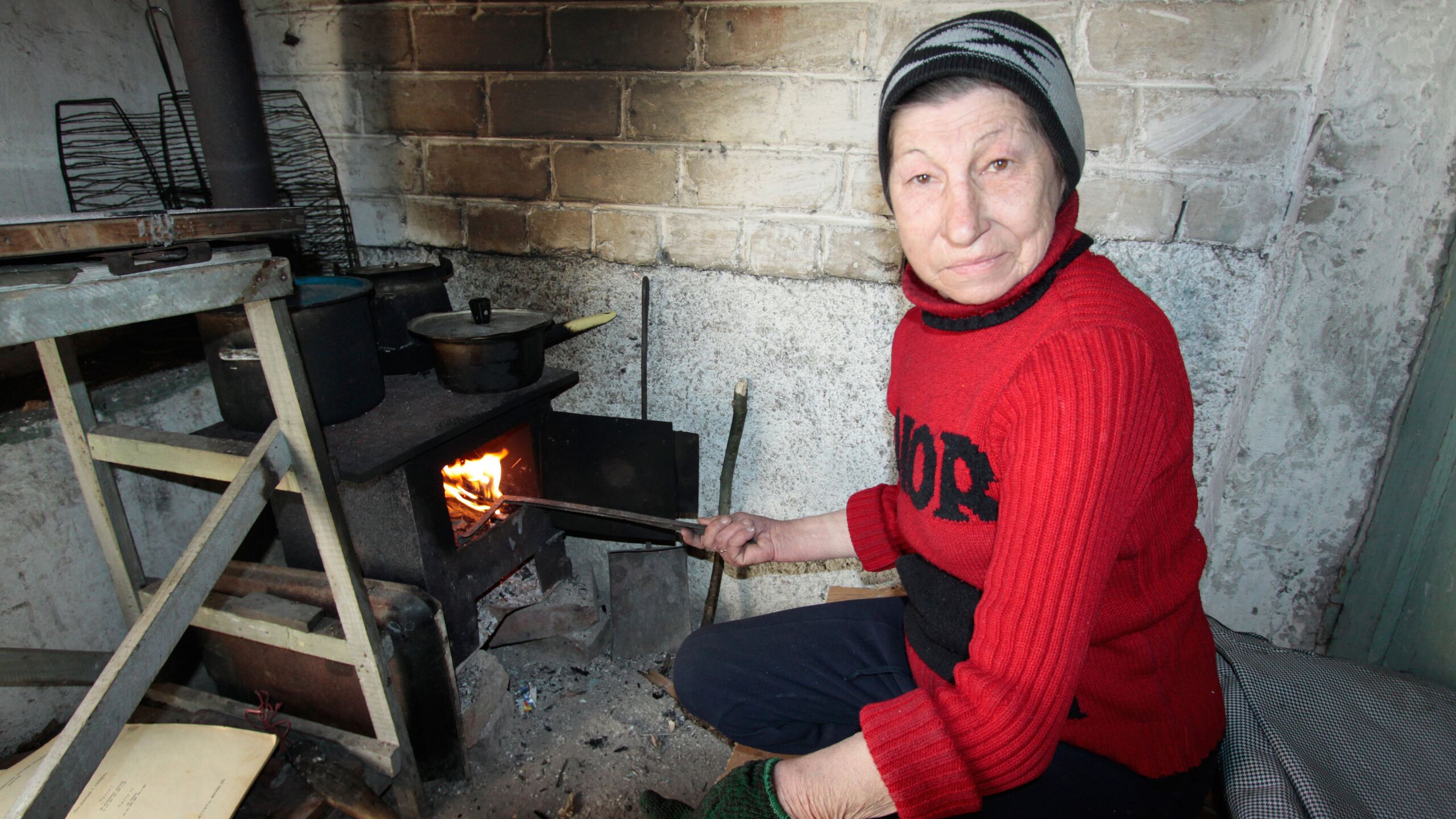 девушка на русской печи. женщина у русской печки. печка с пирогами. камин установка. женщина печет.