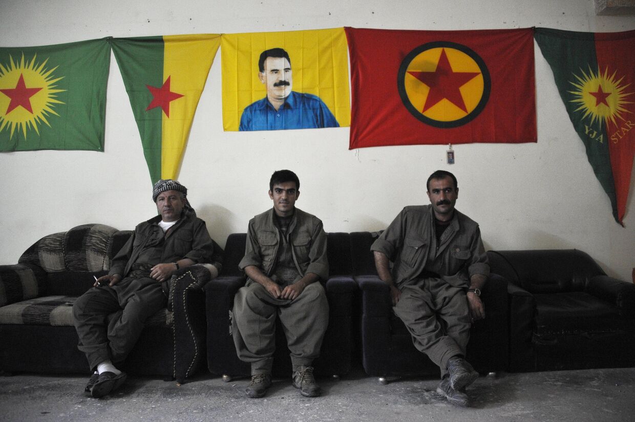 Бойцы Рабочей партии Курдистана (РПК) под портретом Абдуллы Оджалана и флагами РПК и JPG (курдское ополчение в Сирии)