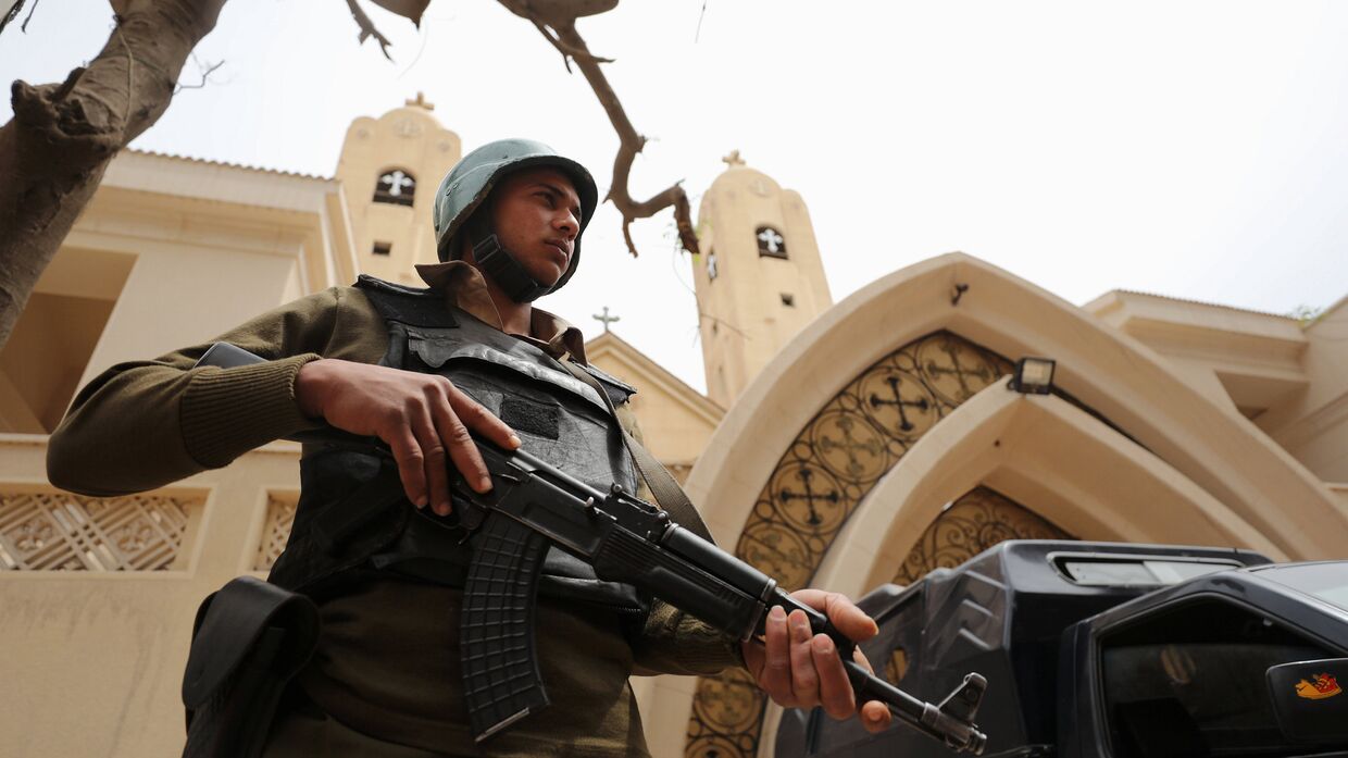 Вооруженный полицейский у входа в коптскую церковь