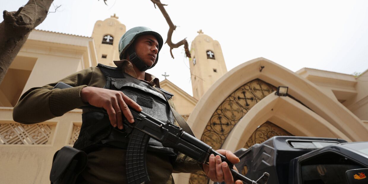 Вооруженный полицейский у входа в коптскую церковь