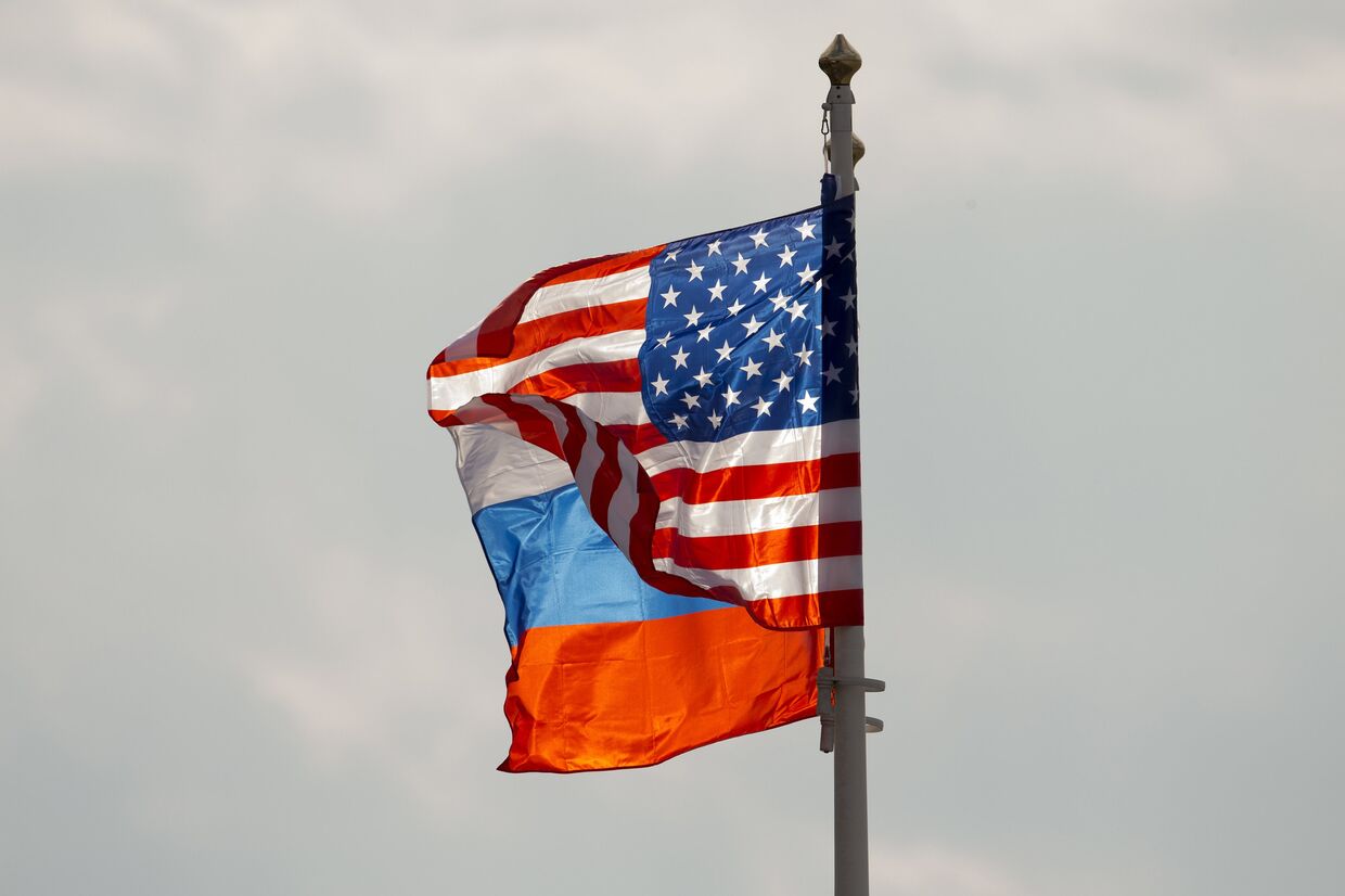 Флаги Америки и России в московском аэропорту Внуково