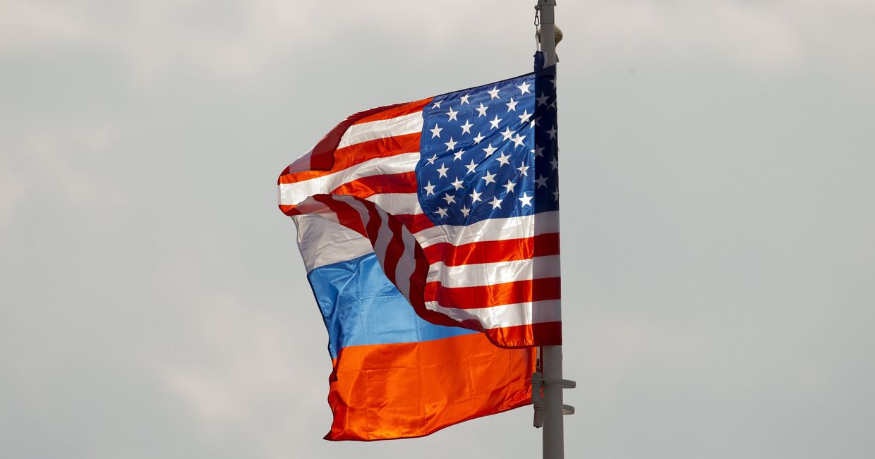 Флаги Америки и России в московском аэропорту Внуково