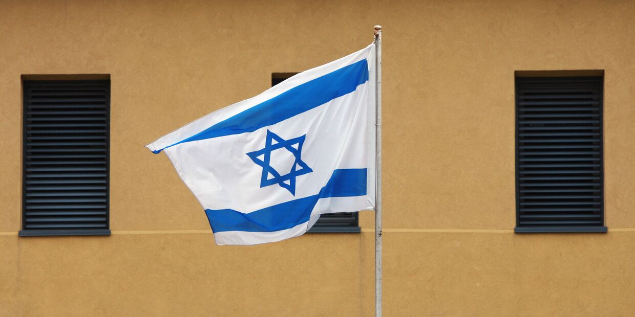 Израильский флаг у посольства Израиля в Москве