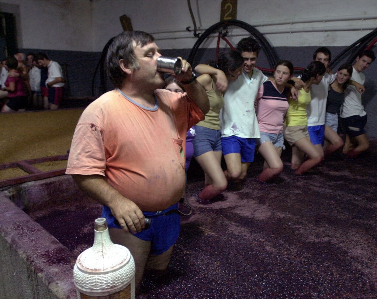 Процесс изготовления вина в традиционном каменном резервуаре в Португалии