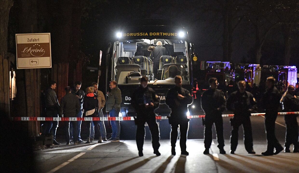 Полицейские у автобуса футбольного клуба «Боруссия» Дортмунд после взрыва перед матчем Лиги чемпионов. 11 апреля 2017