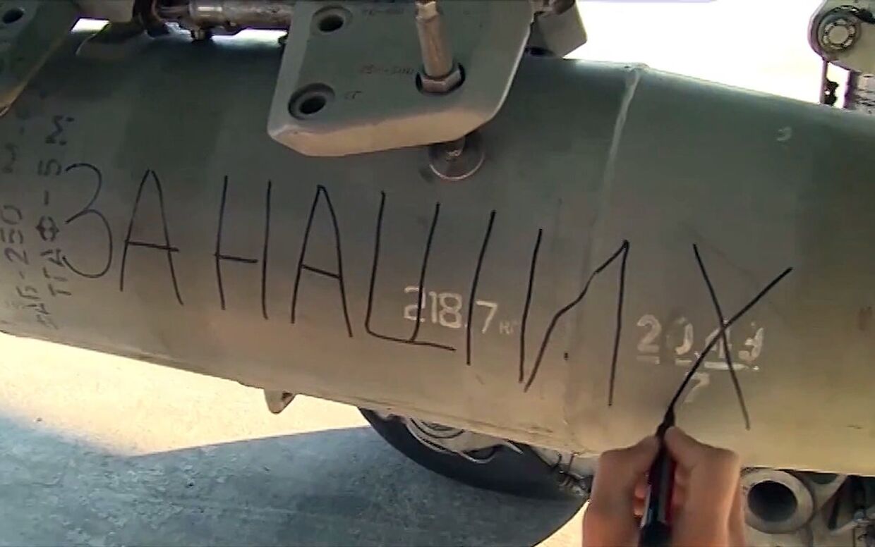 Авиабомба с надписью За Наших установлена на на истребитель-бомбардировщик Су-34 Военно-космических сил России, который готовится к вылету с авиабазы Хмеймим, Сирия