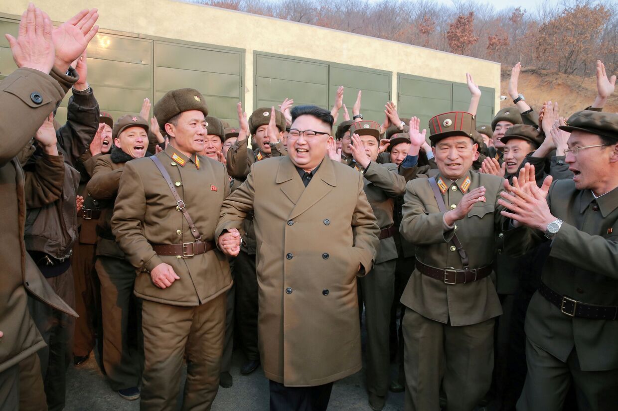 Северокорейский лидер Ким Чен Ын в Пхеньяне во время военных испытаний