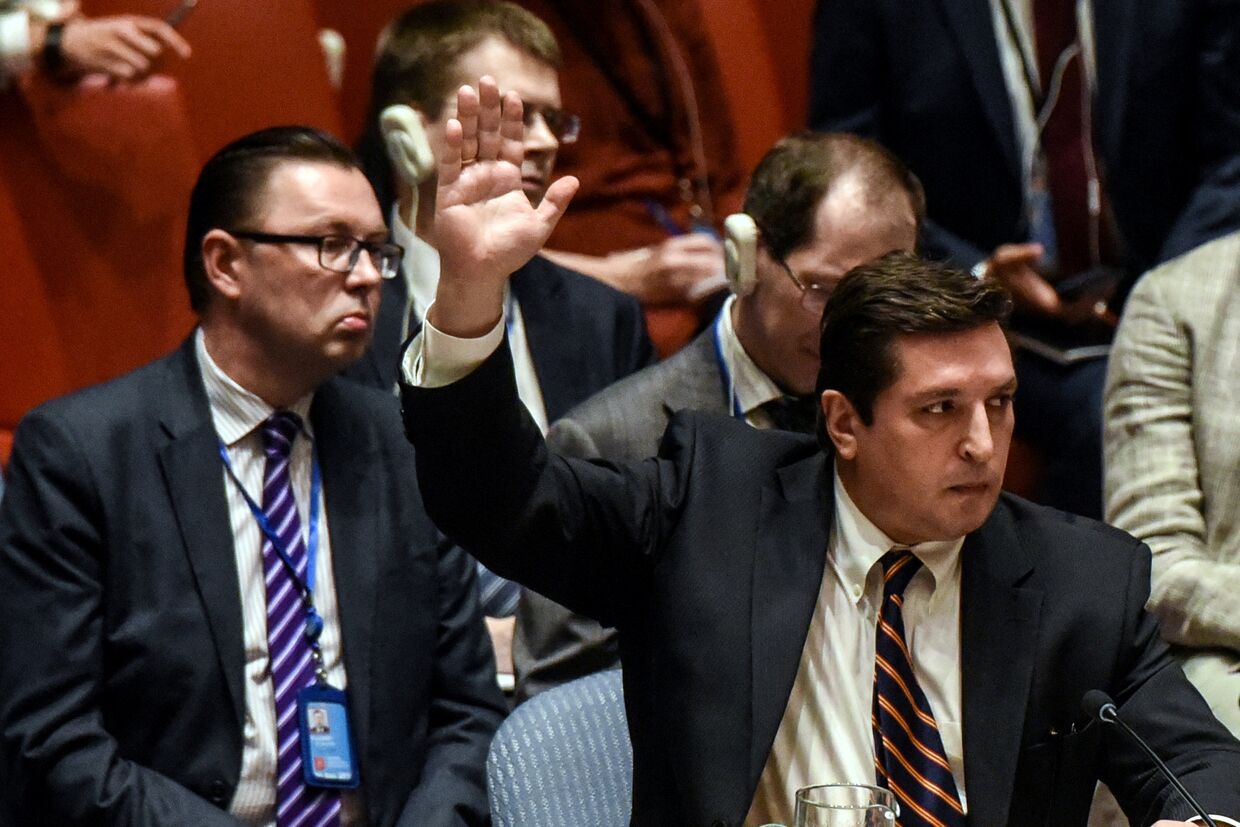 Заместитель постоянного представителя России при ООН Владимир Сафронков голосует против проекта резолюции ООН на заседании Совета Безопасности по ситуации в Сирии