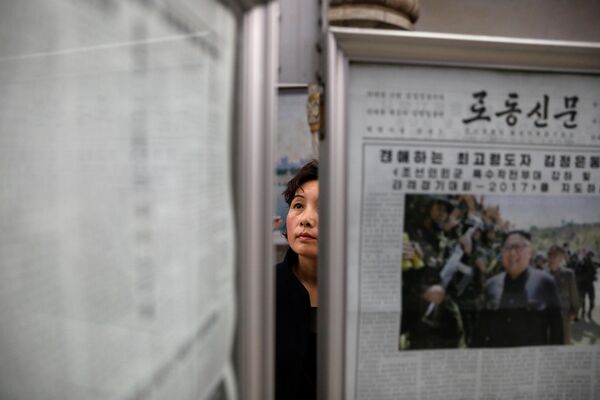 Жители Пхеньяна в метро