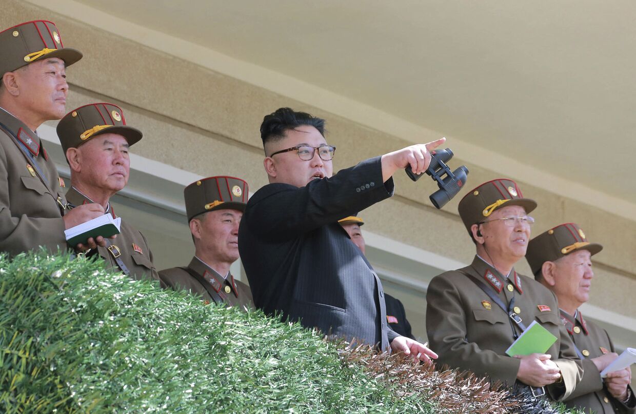 Северокорейский лидер Ким Чен Ын во время строевых учений