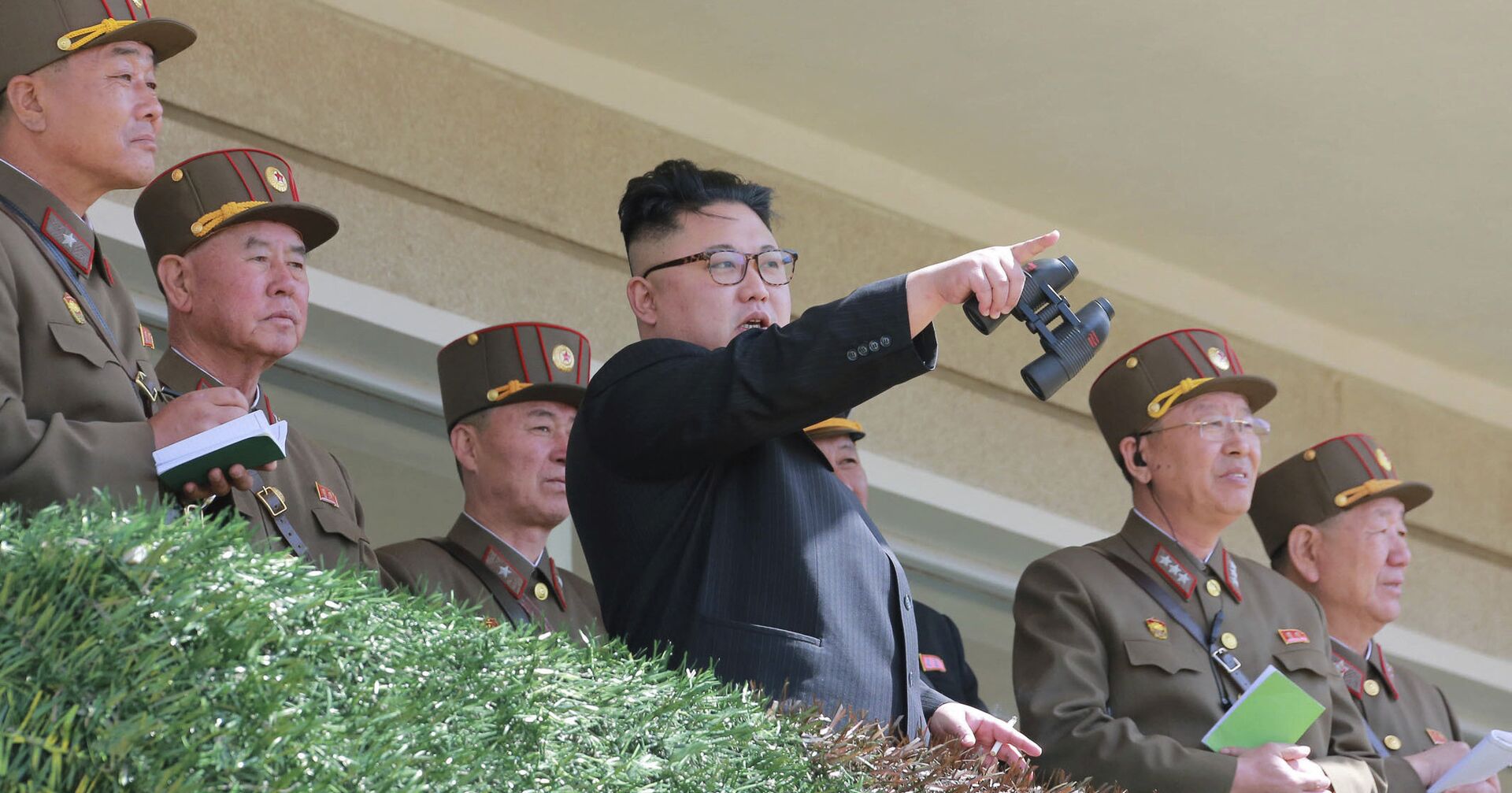 Северокорейский лидер Ким Чен Ын во время строевых учений - ИноСМИ, 1920, 27.04.2021