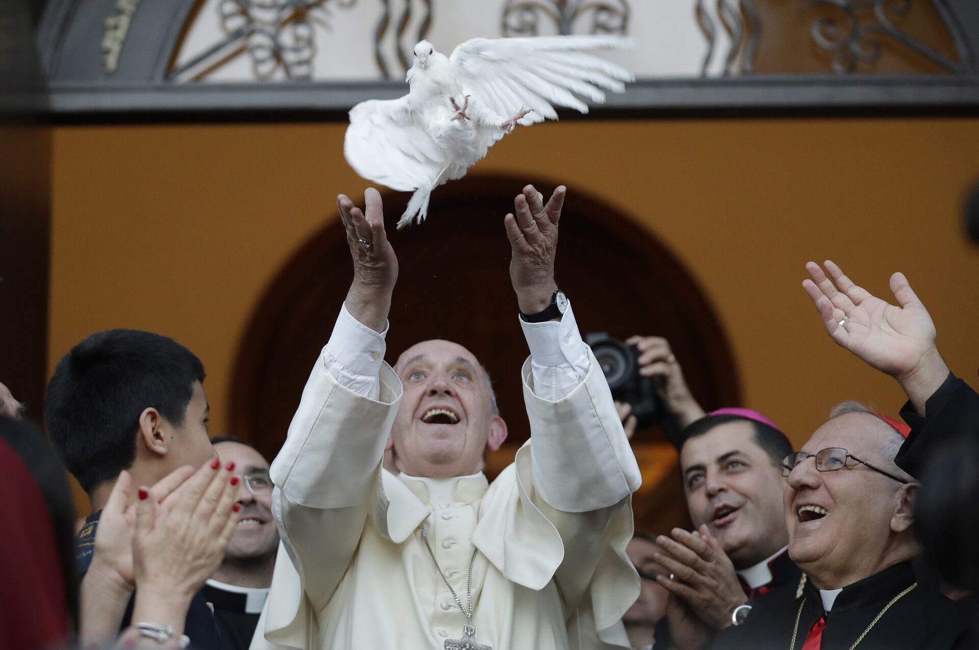 Папа римский Франциск выпускает голубя в Халдейской католическаой церкви в Грузии - ИноСМИ, 1920, 25.11.2020