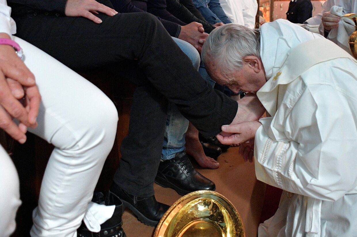 Папа Франциск омывает ноги заключенным в тюрьме Палиано, 13 апреля 2017