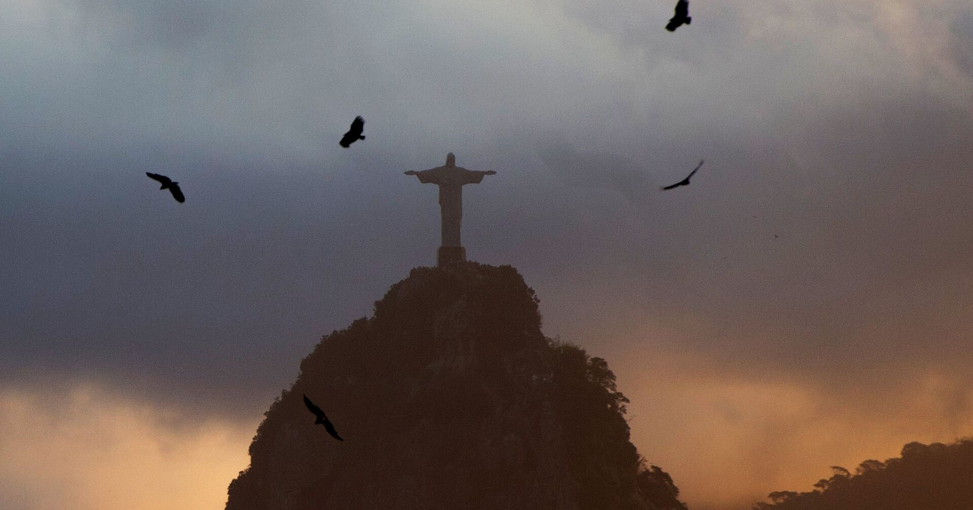 Вид на статую Христа-Искупителя на вершине горы Корковаду со смотровой площадки на горе Сахарная голова в Рио-де-Жанейро - ИноСМИ, 1920, 10.02.2021
