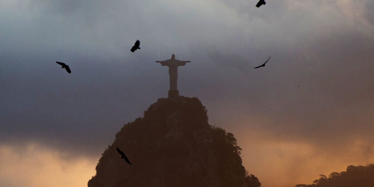 Вид на статую Христа-Искупителя на вершине горы Корковаду со смотровой площадки на горе Сахарная голова в Рио-де-Жанейро