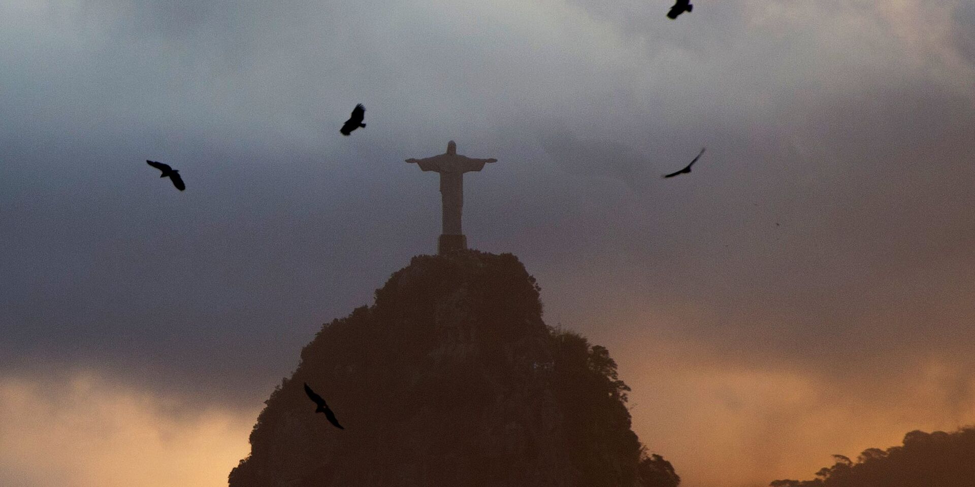 Вид на статую Христа-Искупителя на вершине горы Корковаду со смотровой площадки на горе Сахарная голова в Рио-де-Жанейро - ИноСМИ, 1920, 02.08.2023