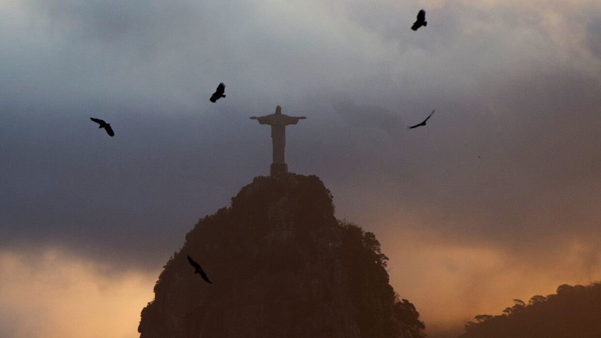 Вид на статую Христа-Искупителя на вершине горы Корковаду со смотровой площадки на горе Сахарная голова в Рио-де-Жанейро