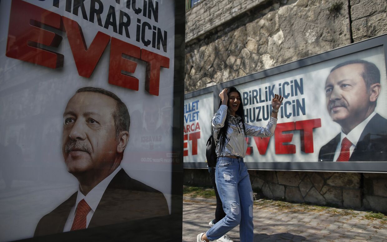 Портреты президента Турции Реджепа Тайипа Эрдогана на улицах Стамбула за несколько дней до начала референдума по изменению конституции. 14 апреля 2017 года