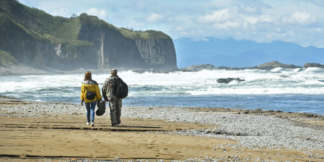 Мыс Столбчатый на берегу Охотского моря на западе острова Кунашир Большой Курильской гряды Мыс Столбчатый на берегу Охотского моря на западе острова Кунашир Большой Курильской гряды