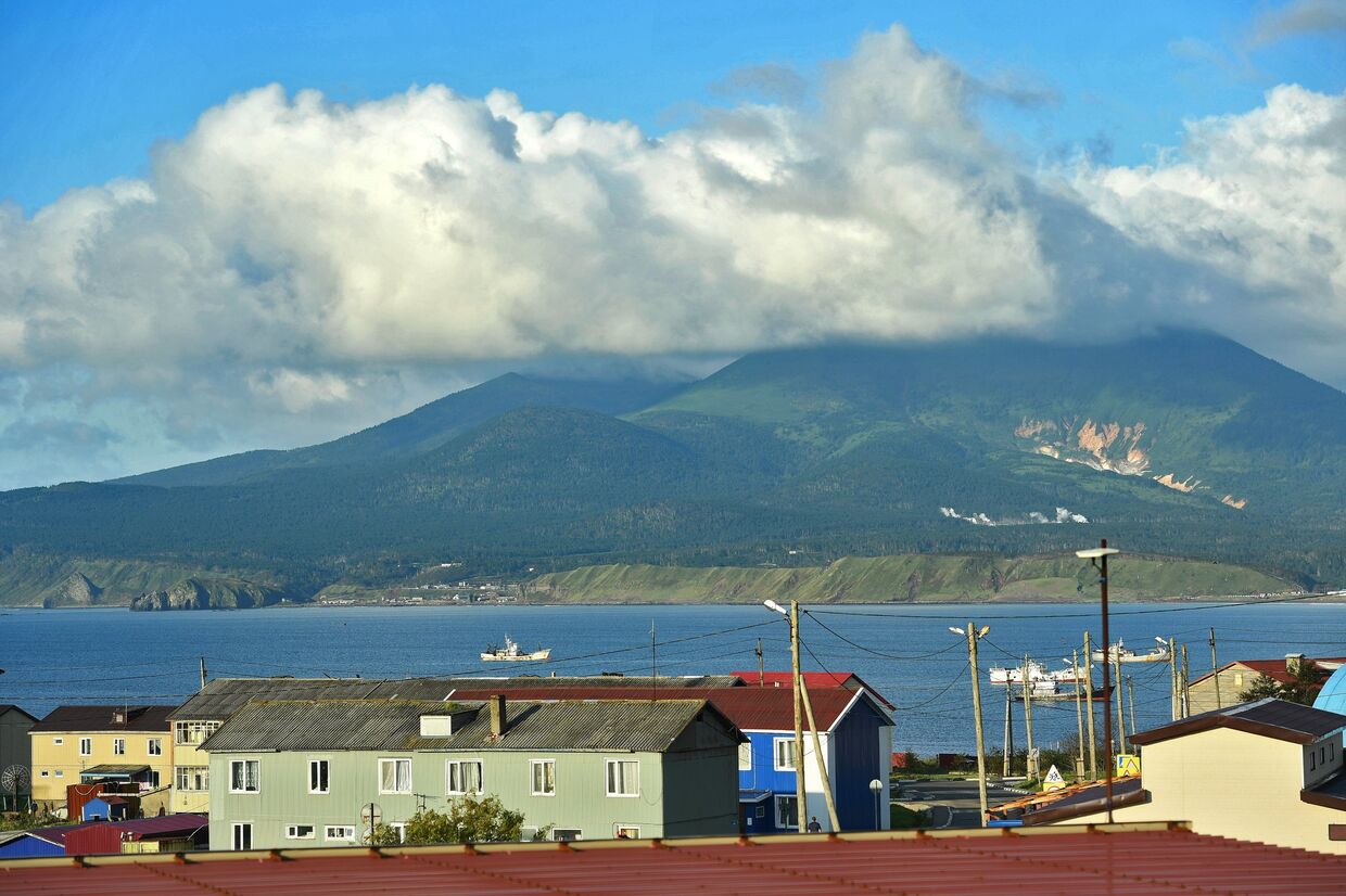 Действующий вулкан Менделеев у поселка Южно-Курильск на острове Кунашир Большой Курильской гряды