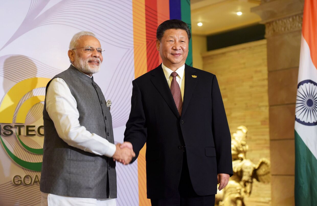 Премьер-министр Индии Нарендра Моди и председатель КНР Си Цзиньпин перед началом встречи лидеров БРИКС