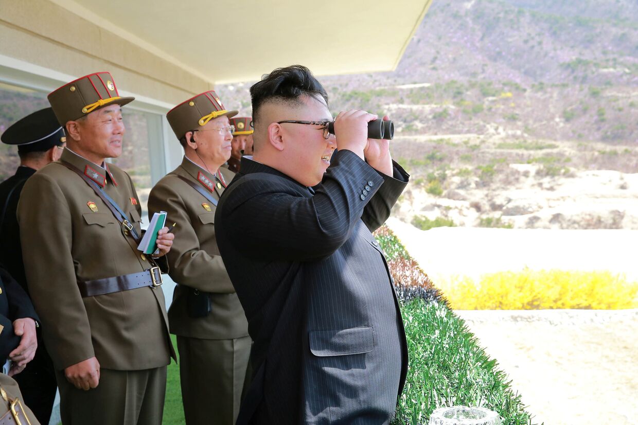 Лидер Северной Кореи Ким Чен Ын следит за тренировкой военнослужащих Корейской Народной Армии. 13 апреля 2017 года