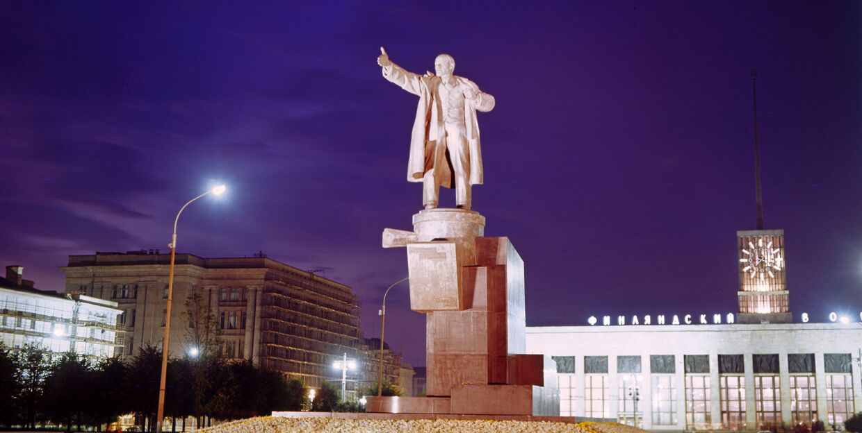 Памятник В.И. Ленину у Финляндского вокзала