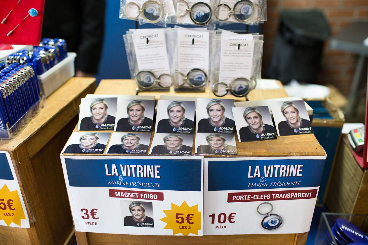 Сувенирная продукция с изображением кандидата в президенты Франции Марин Ле Пен