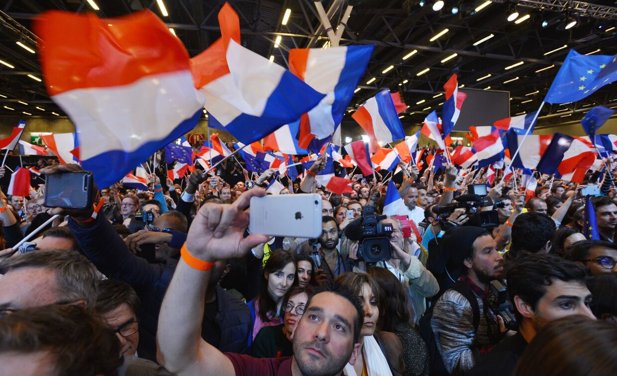 Сторонники кандидата в президенты Франции, лидера движения En Marche Эммануэля Макрона, в Париже. 23 апреля 2017