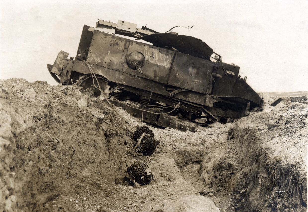 Танк CA-1 Шнейдер, подбитый в Восточном Жувенкуре во Франции 16 апреля 1917 года