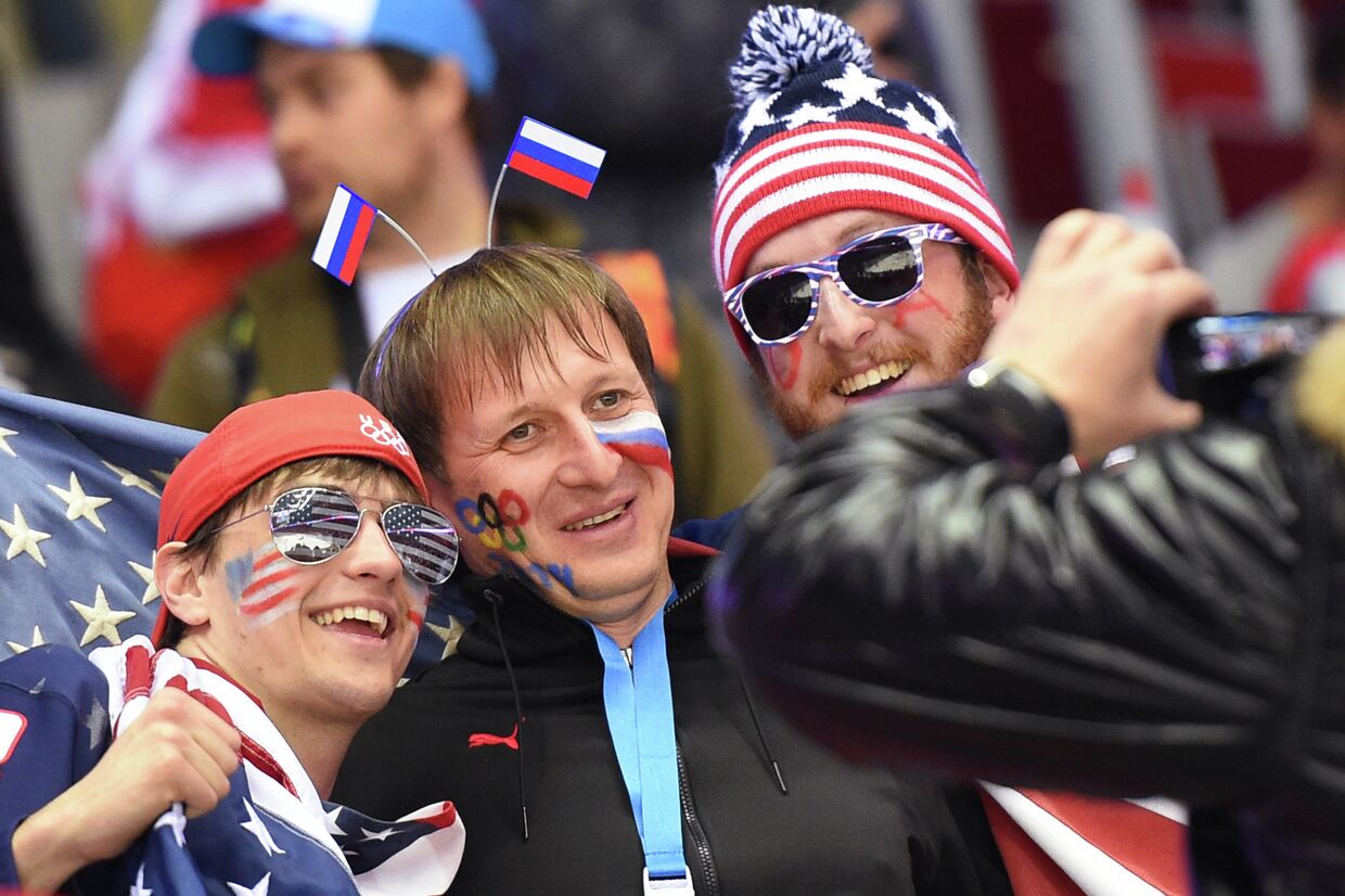Болельщики США и России фотографируются на Олимпийских играх в Сочи