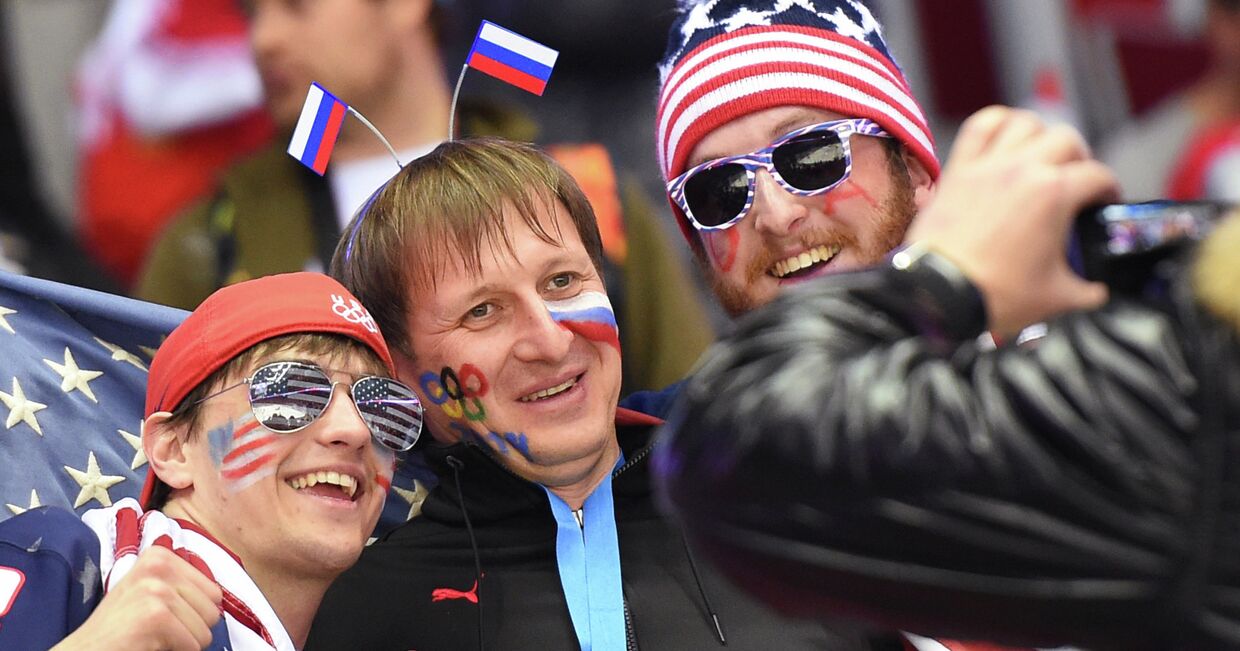 Болельщики США и России фотографируются на Олимпийских играх в Сочи